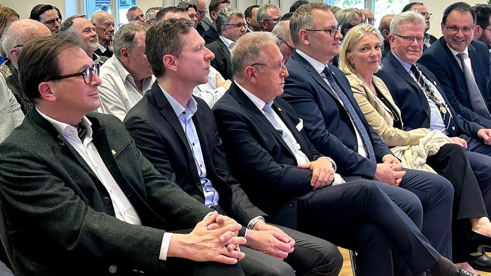 V.l.: MdL Franc Dierl, Landrat Florian Wiedemann, Bezirkstagspräsident Henry Schramm, Zweiter Bürgermeister Stefan Schuh, Stefanie Hellbach, Thomas Ebersberger und Martin Schöffel.  (Foto: gmu)