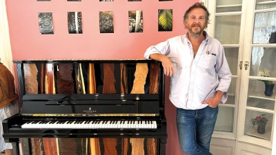 Durch seine kreative Arbeit verwandelt Antoine Wagner den Flügel in ein Gesamtkunstwerk.  (Foto: gmu)