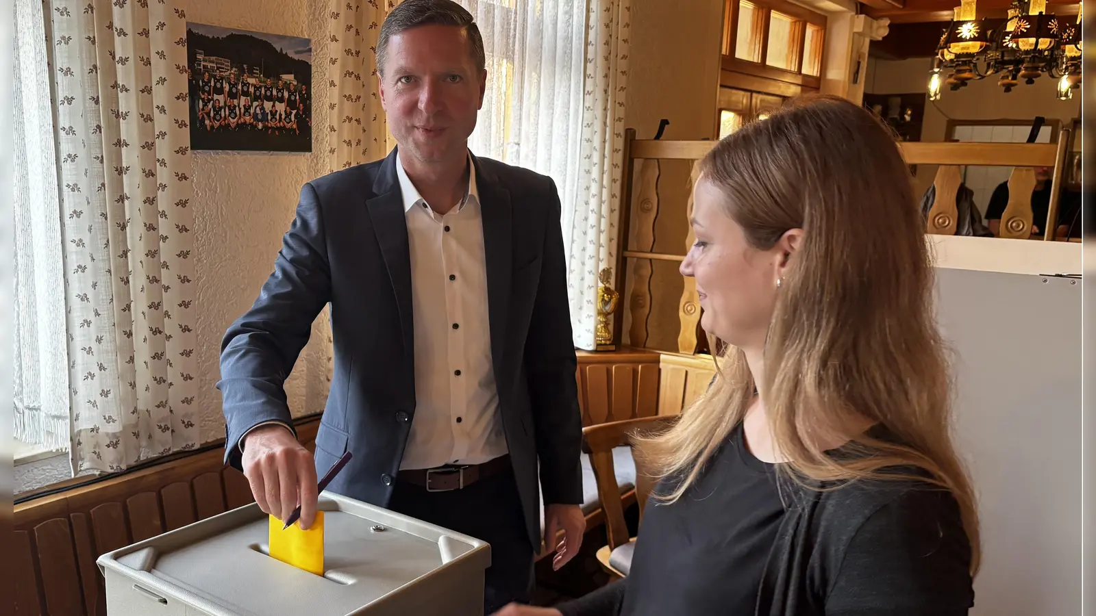 Florian Wiedemann bei der Stimmabgabe zur Landratsnominierung der FWG im Landkreis. (Foto: uf)