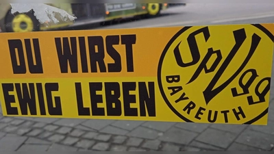 „SpVgg Bayreuth - Du wirst ewig leben!” ist das Motto der Altstadt-Fans, hier zu sehen auf einem Aufkleber an der ZOH in Bayreuth. (Foto: rs)