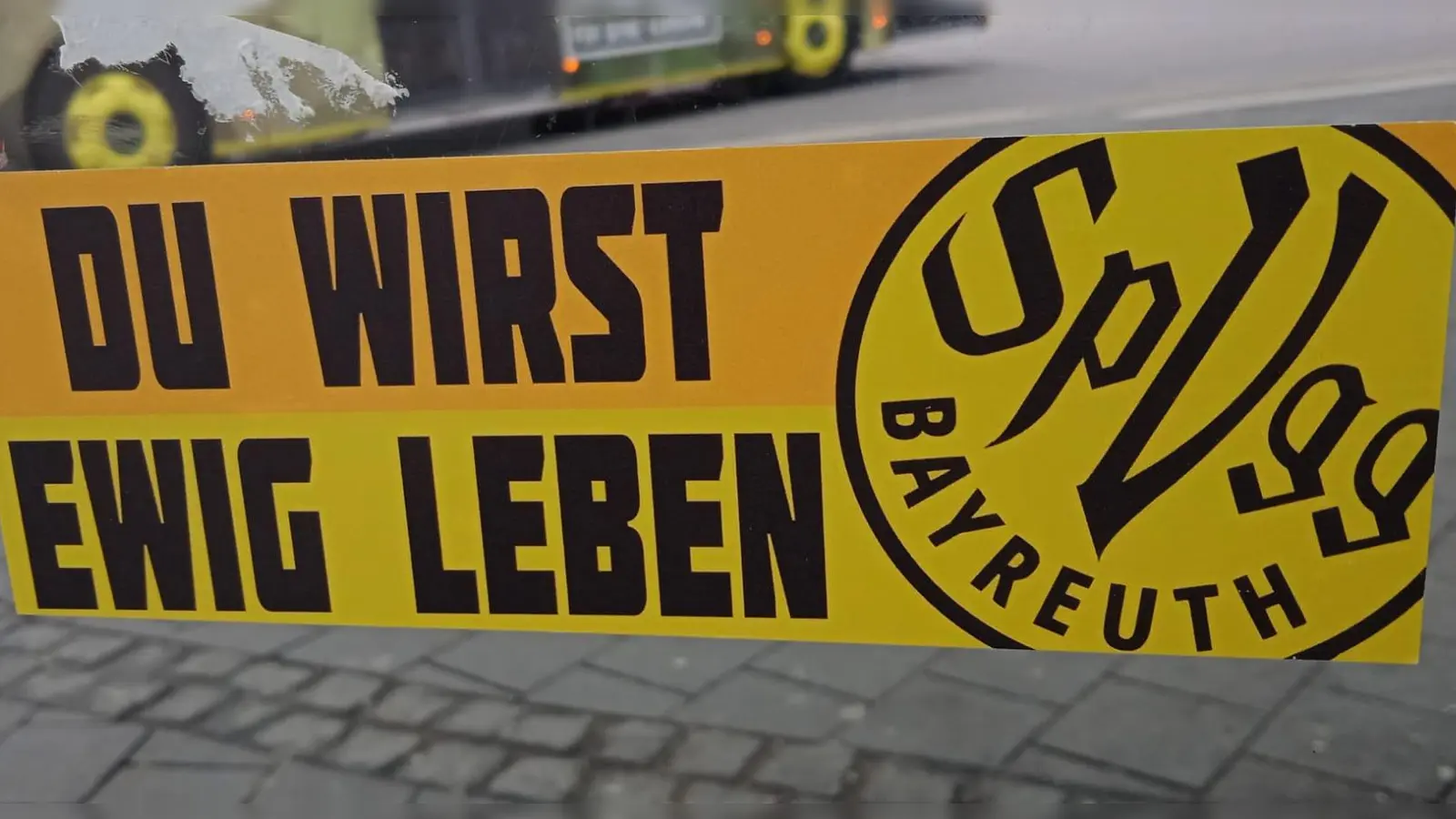 „SpVgg Bayreuth - Du wirst ewig leben!” ist das Motto der Altstadt-Fans, hier zu sehen auf einem Aufkleber an der ZOH in Bayreuth. (Foto: rs)