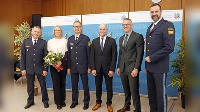v.l.n.r.: Armin Schmelzer, Uwe Ebner mit Ehefrau, Sebastian Spindler, Dominik Salosnig, Ulrich Rothdauscher (Foto: Polizei Oberfranken )