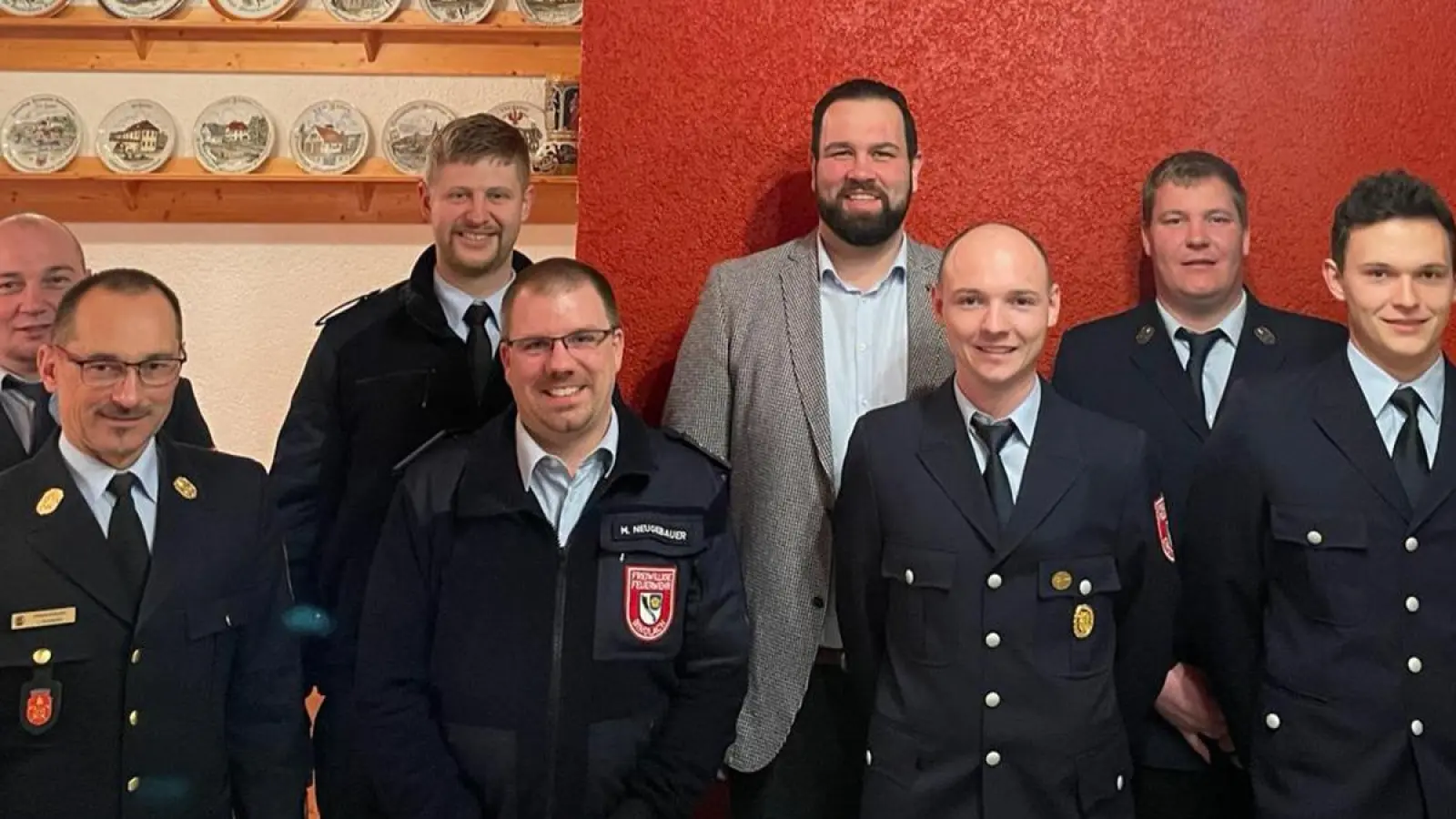 von links: 2. Kommandant FF Bindlach Manuel Herlitz, Kreisbrandinspektor Jürgen Wunderlich,<br>Kreisbrandmeister Mario Ponfick, 1. Kommandant FF Bindlach Marco Neugebauer, 1.<br>Bürgermeister Christian Brunner, Kevin Baumgärtel, Simon Böhner, Lukas Wopperer. (Foto: Redaktion Bindlach)