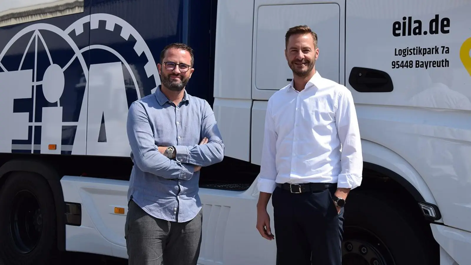 Eila in Bayreuth: CEO Sebastian Eiselt und CFO Jonas Woelk vor einem ihrer Formel-1-Motorhomes. (Foto: Lenkeit)