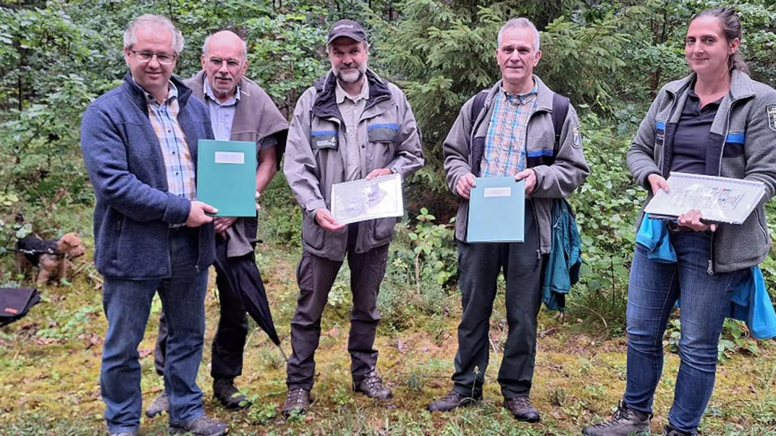 v. l. Martin Dannhäußer (Erster Bürgermeister), Jochen Dinter (Forstlicher Sachverständiger), Dirk Wahl (Revierleiter Creußen), Dirk Lüder (Bereichsleiter Forsten), Sabine Andersen (FE-Koordinatorin Ofr/Mfr) (Foto: Stadt Creußen)