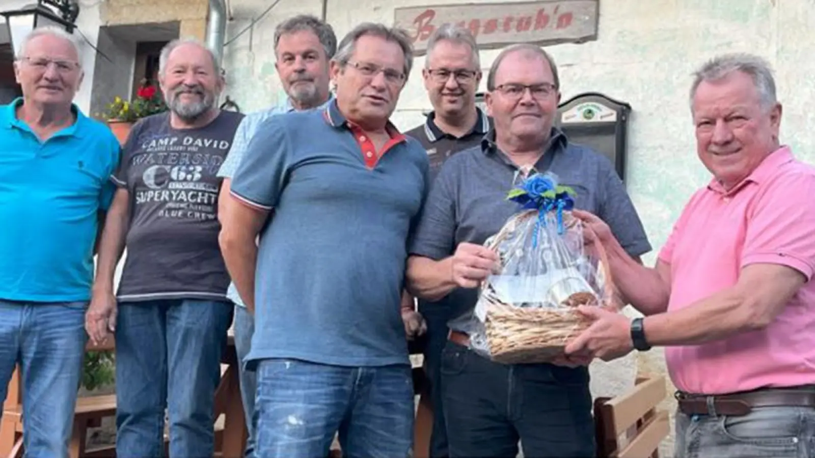 Präsent für Willi Engelhart von Bürgermeister Robert Pensel. (Foto: red)