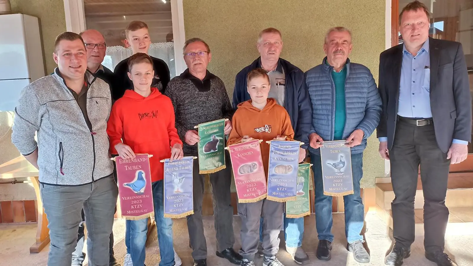 Die Erstplatzierten der Vereinsmeisterschaft mit -von links-Vorsitzenden Stefan Böhner und seinem Stellvertreter Ludwig Dörfler sowie rechts Bürgermeister Karl Lappe. (Foto: Dieter Jenß)