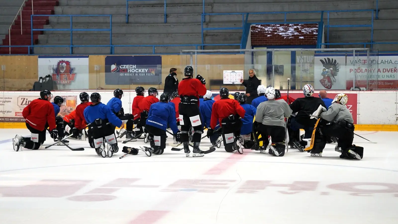 Unter Anleitung von Headcoach Larry Suarez absolvierten die Stammkräfte und Tryout-Spieler der onesto Tigers beim Trainingslager in Slany am Mittwoch die ersten Einheiten auf Kunsteis. (Foto: Tobi Franke)