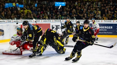 Ähnlich rasant wie beim ersten Derby der Saison in Bayreuth (unser Archivbild) ging es auch heute Abend zwischen Bayreuth und Selb in der Netzsch-Arena zu. Diesmal hatten aber die Tigers die Nase vorne. (Foto: Archiv/Dirk Ellmer)