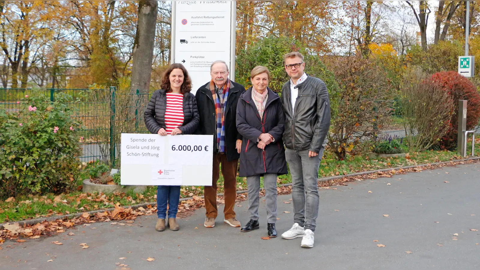 Annika Schreier (Organisatorin BRK-Ferienfreizeit), Jörg Schön, Gisela Schön und Markus Ruckdeschel (Kreisgeschäftsführer BRK Bayreuth) (Foto: Tobias Schif / BRK-Bayreuth)
