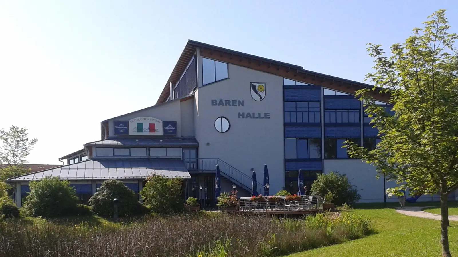 Die Gemeinde Bindlach will für die Sanierung der Bärenhalle Fördermittel vom Bund beantragen. (Foto: red)