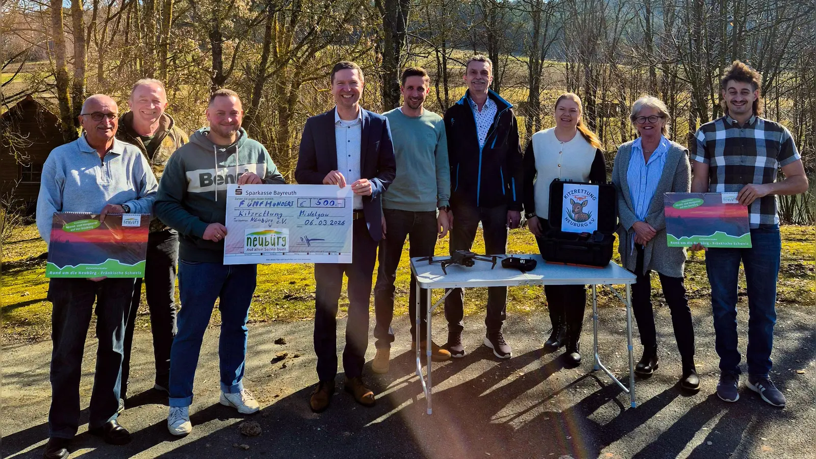 Heimatfotograf Bernd Lippert, Gustav Schwarzmann, Christoph Meyer (1. Vorsitzender Kitzrettung Neubürg e.V.), Landrat Florian Wiedemann, Dominik Neubauer, Toni Bless, Sandra Neubauer, Hanne Weidenhammer, ILE-Manager Philipp Herrmann (Foto: Interkommunale Allianz (ILE)  Rund und um die Neubürg - Fränkische Schweiz e.V.)