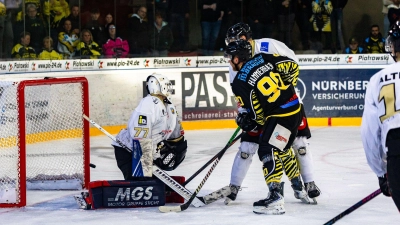 Wie hier im letzten Testspiel gegen Erfurt (Bild) erzielte Jan Hammerbauer (schwarzes Trikot) auch heute zum Oberligaauftakt bei den Tölzer Löwen ein Tor für die onesto Tigers. (Foto: Dirk Ellmer)