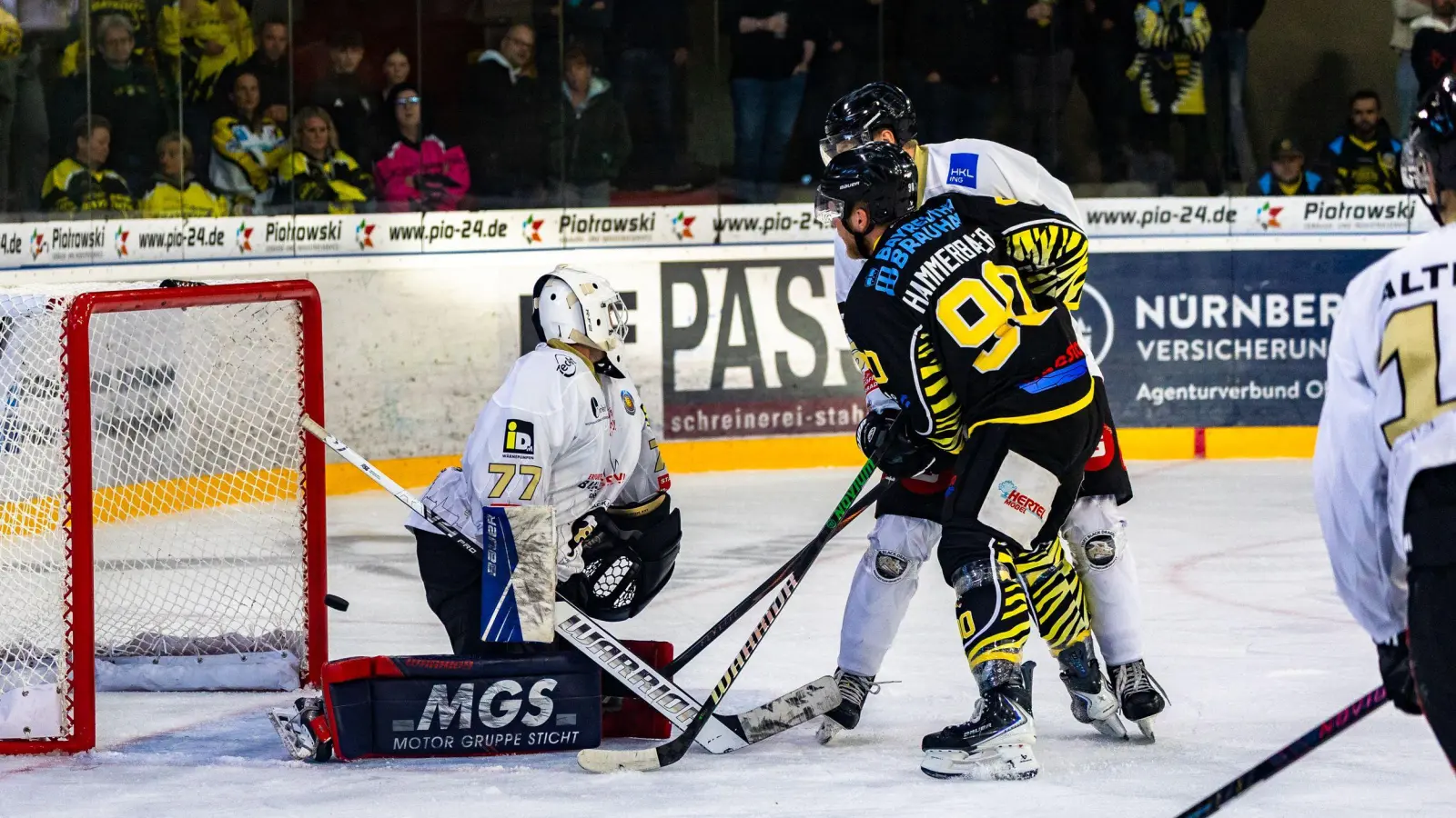 Wie hier im letzten Testspiel gegen Erfurt (Bild) erzielte Jan Hammerbauer (schwarzes Trikot) auch heute zum Oberligaauftakt bei den Tölzer Löwen ein Tor für die onesto Tigers. (Foto: Dirk Ellmer)