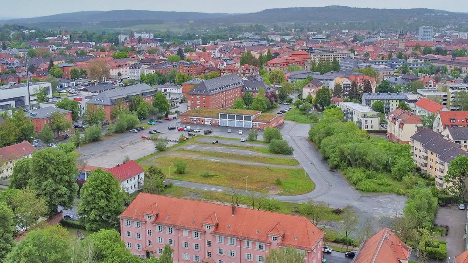 Luftperspektive vom Röhrensee: Zwischen Ludwig-Thoma-Straße (links) und Moritzhöfen (rechts) soll es mit 390 neuen Wohnungen nun weitergehen. (Foto: Dörfler)