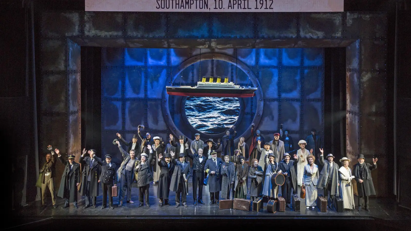 Auf dem Bild: Ensemble (Foto: Harald Dietz)