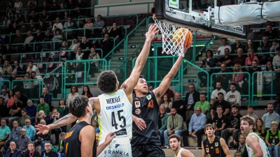 Collin Metcalf (weißes Trikot) war heute bester Spieler von MpK Bayreuth in der Partie gegen die Orange Academy Ulm. (Foto: MpK Bayreuth)