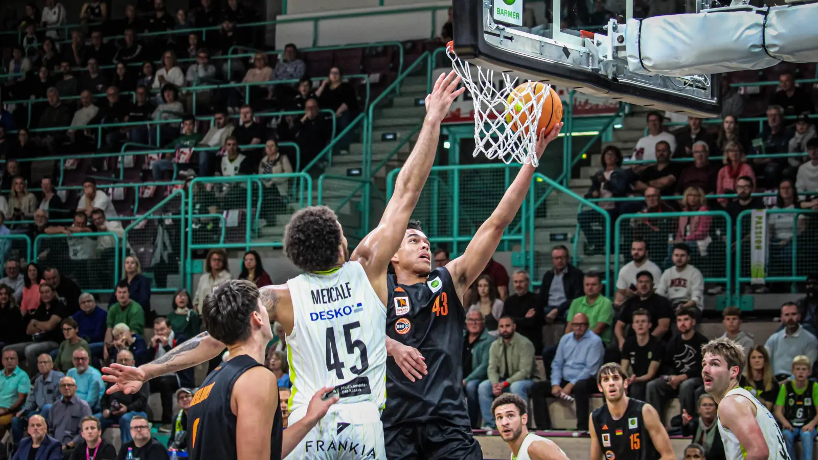 Collin Metcalf (weißes Trikot) war heute bester Spieler von MpK Bayreuth in der Partie gegen die Orange Academy Ulm. (Foto: MpK Bayreuth)
