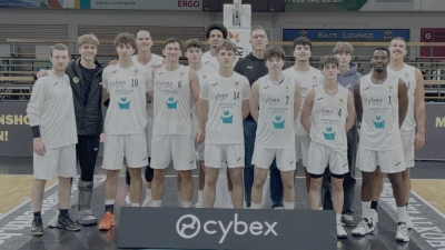 Die von Coach Tim Nees (Siebter von rechts) trainierte zweite Mannschaft des BBC Bayreuth steigt souverän in die 1. Regionalliga auf (Foto: BBC Bayreuth)
