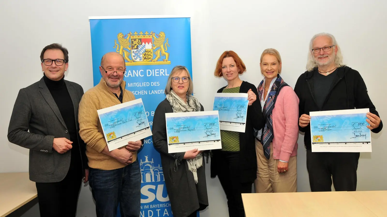 Der Landtagsabgeordnete Franc Dierl (links) und seine Frau Barbara (2. von rechts) verzichteten in diesem Jahr auf Weihnachtskarten und spendeten stattdessen jeweils 500 Euro an vier gemeinnützige Initiativen.Die entsprechenden Schecks nahmen (von links) Engin Gülyaprak („Bunter Kreis“), Sabine Baierlein (Hospizverein), Dorothee Riedl (Tierhilfe Weidenberg) und Volker Sommerfeldt (Stadtmission) entgegen. (Foto: Dierl )