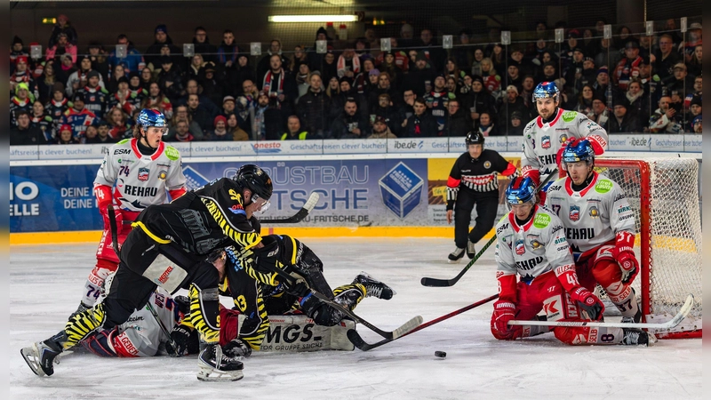 In manchen Szenen war das Tor der Selber Wölfe für die Angreifer der onesto Tigers (schwarze Trikots) wie vernagelt.  (Foto: Dirk Ellmer)