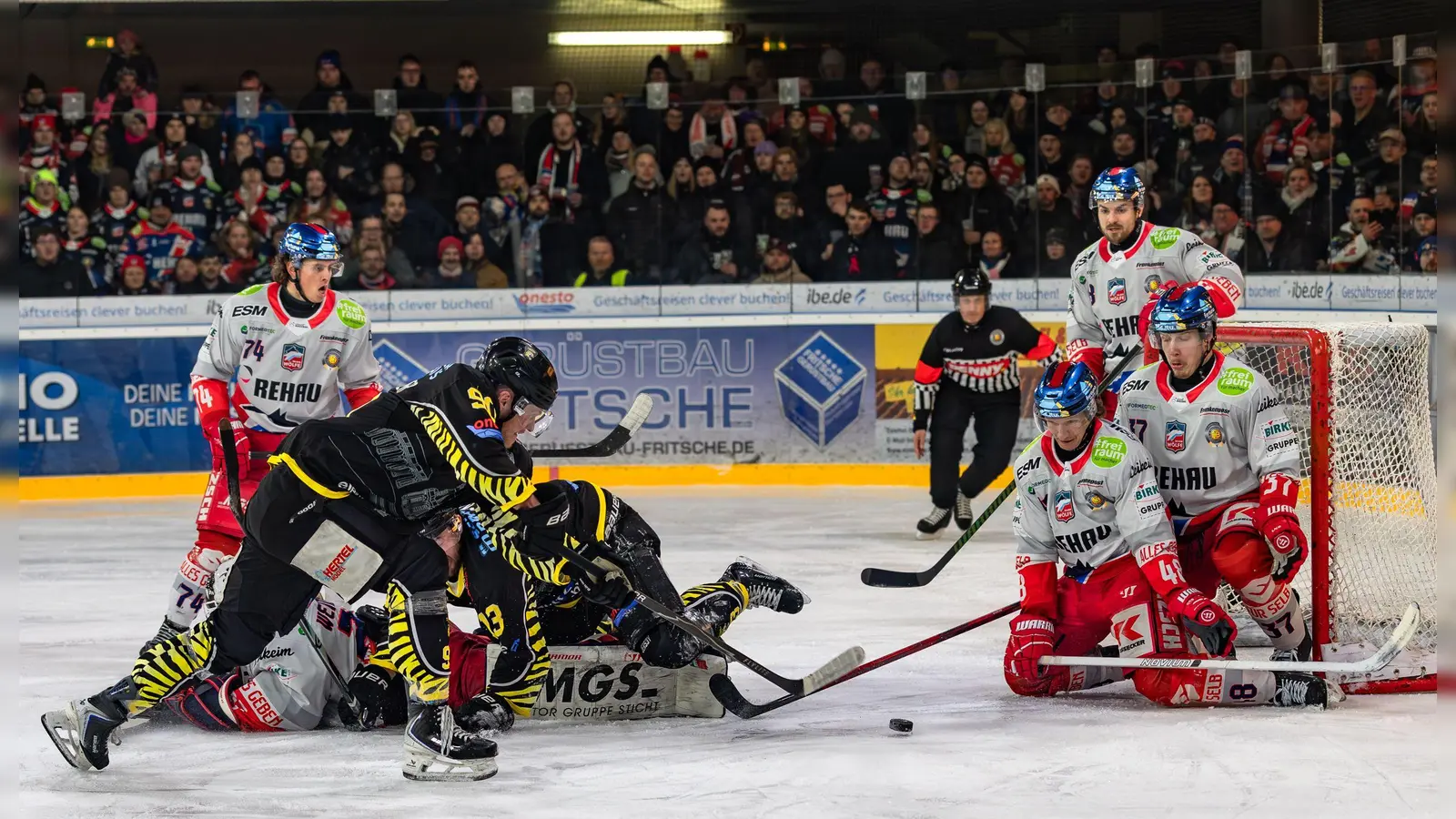 In manchen Szenen war das Tor der Selber Wölfe für die Angreifer der onesto Tigers (schwarze Trikots) wie vernagelt.  (Foto: Dirk Ellmer)
