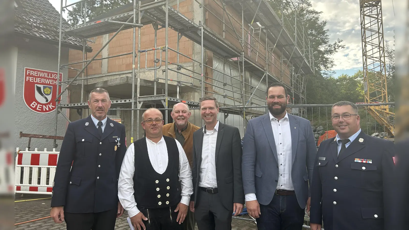 V.l. Andreas Müller, 1. Vorsitzender Feuerwehr Benk, Wilhelm Lauterbach, Architekt Berthold Just, Landrat Florian Wiedemann, Bürgermeister Christian Brunner und Udo Müller, 1. Kommandant.  (Foto: jm)