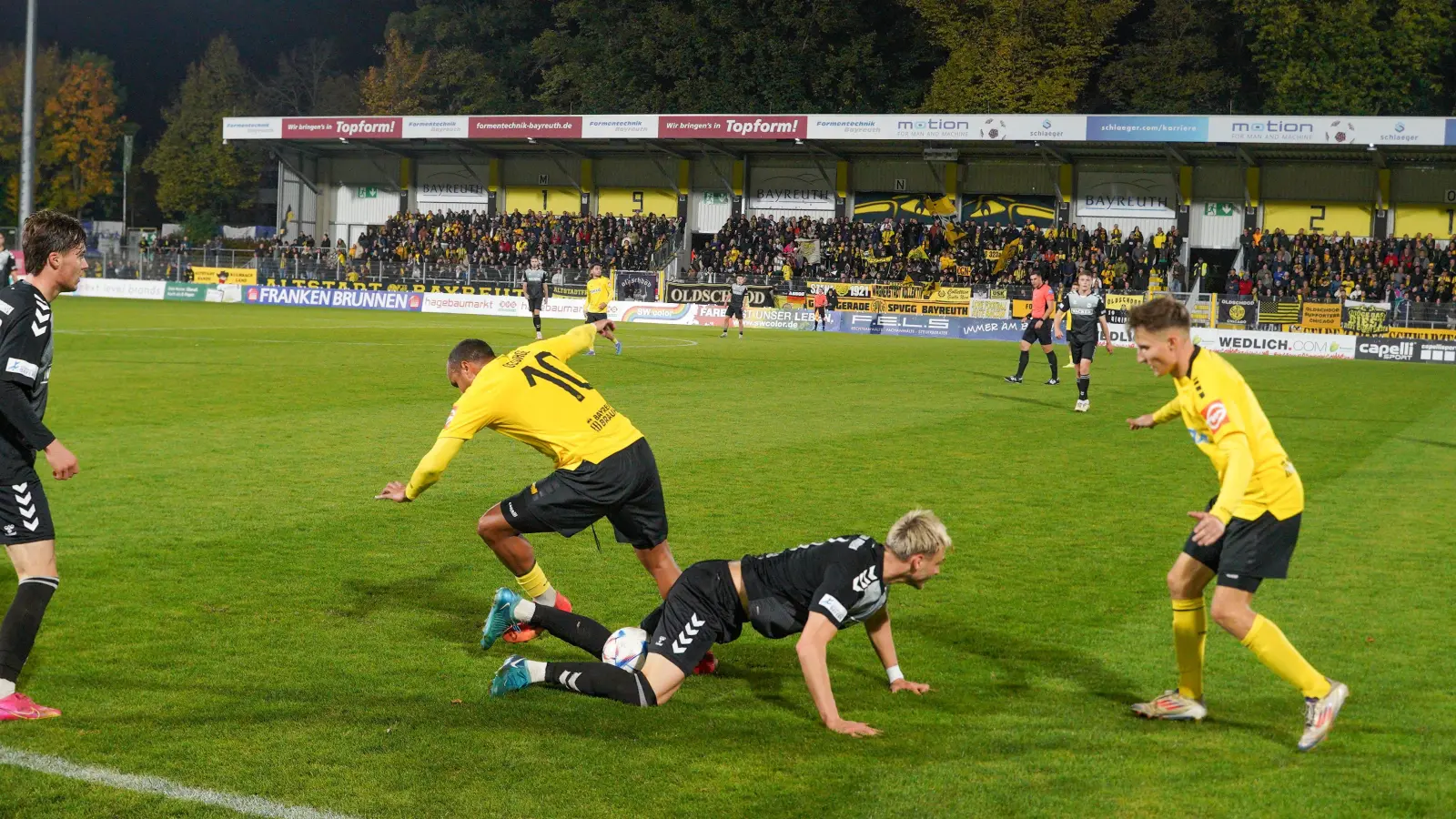 Hart erkämpft war der 1:0-Sieg der Altstadt im Hinspiel gegen Wacker Burghausen. Auch das Rückspiel wird sicher umkämpft sein. (Foto: Archiv/sd)