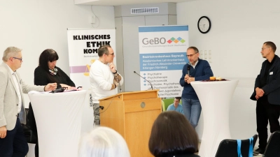  Professor Thomas Kallert, Leitender Ärztlicher Direktor der GeBO, Selbsthilfebeauftragte Susanne Freund, Moderator Micha Götz, Professor Alfred Simon von der Akademie für Ethik in der Medizin und <br>Dr. Johannes Kornacher, Leiter des Depressionszentrums am Bezirkskrankenhaus Bayreuth beleuchten verschiedene Aspekte der Ethik-Diskussion. (Foto: Sophia Rei)