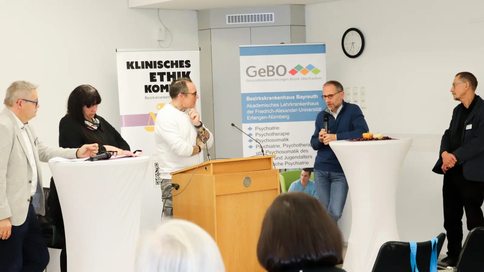  Professor Thomas Kallert, Leitender Ärztlicher Direktor der GeBO, Selbsthilfebeauftragte Susanne Freund, Moderator Micha Götz, Professor Alfred Simon von der Akademie für Ethik in der Medizin und <br>Dr. Johannes Kornacher, Leiter des Depressionszentrums am Bezirkskrankenhaus Bayreuth beleuchten verschiedene Aspekte der Ethik-Diskussion. (Foto: Sophia Rei)