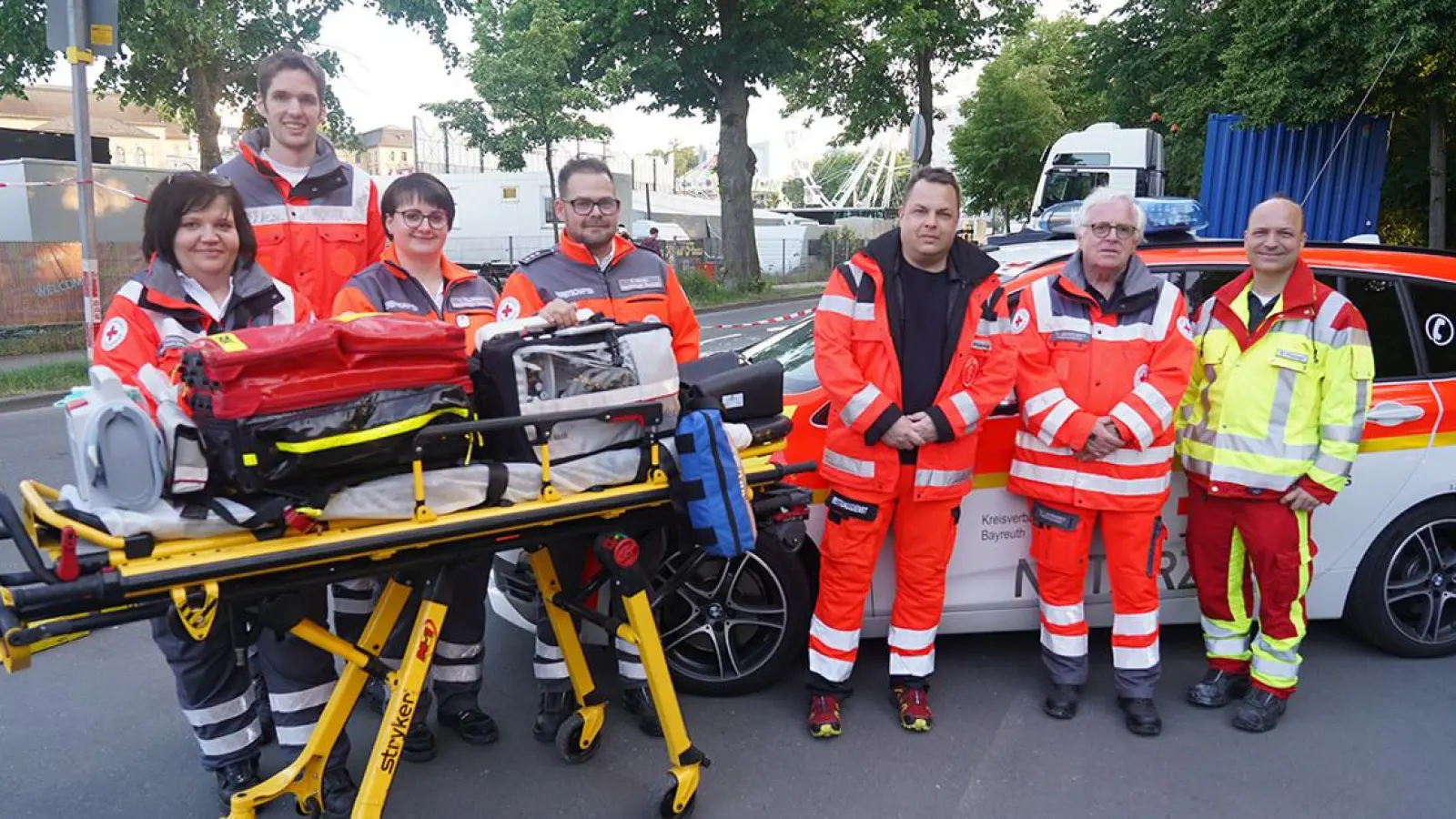 : Zwei LNA besuchen die Volksfestwache - 4 Kameradinnen und Kameraden im Wachdienst, LNA Dr. Haag, Pressesprecher, LNA Dr. Priemer (Foto: BRK-Kreisverband Bayreuth)