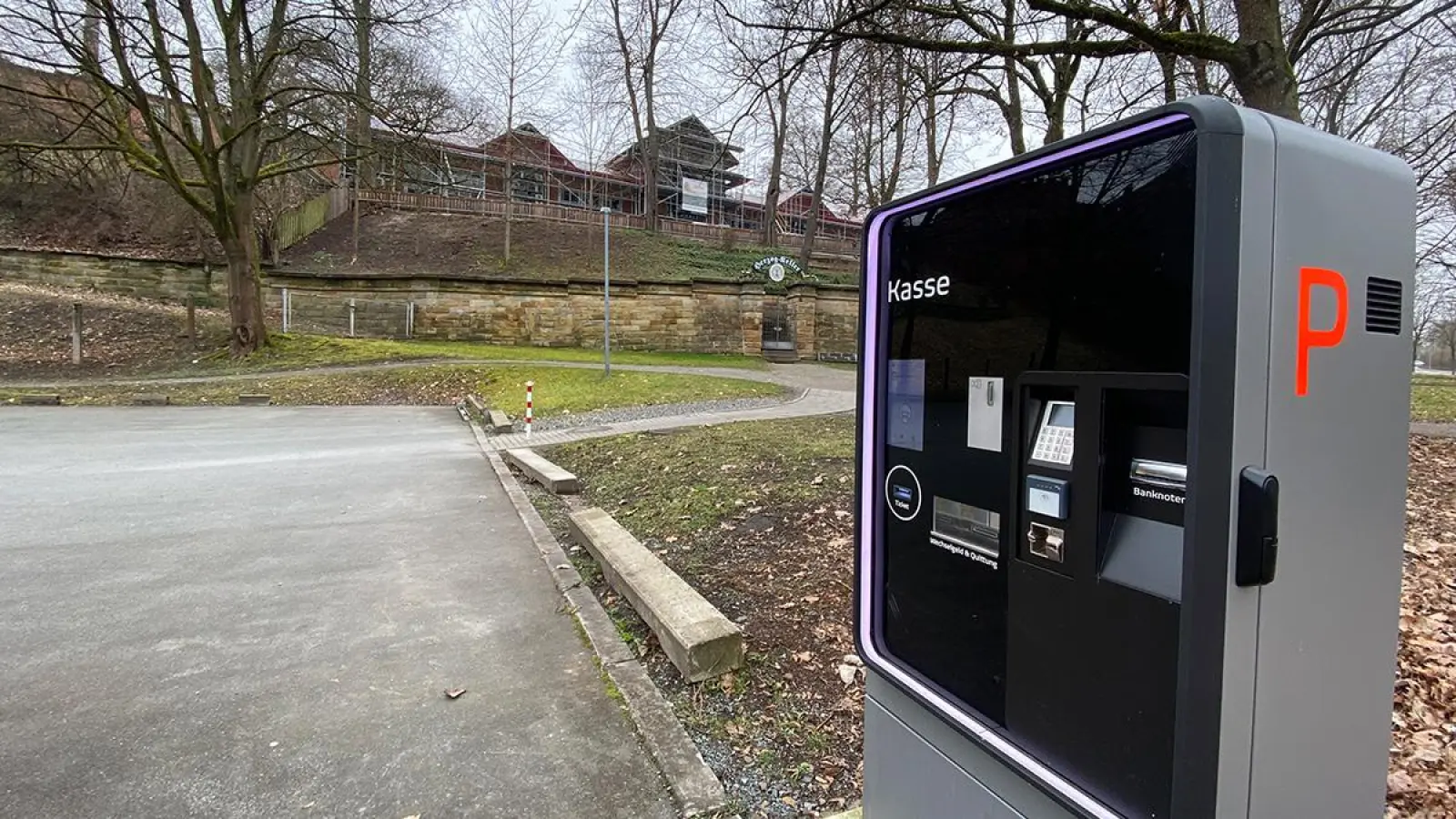 „Bitte Ticket hier einführen”: Der Parkplatz beim Herzogkeller. (Foto: Lenkeit)