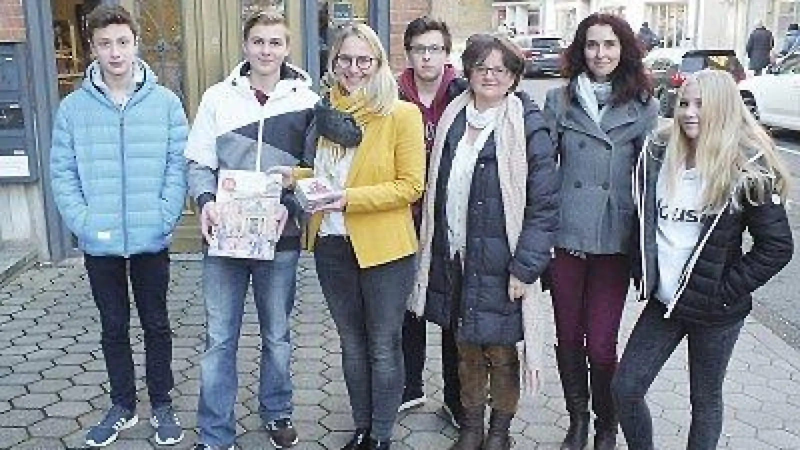 von links: Manuel Bünde, Luca Pfaffenberger, Saskia Simm von »Wir helfen in Bayreuth«, Luis Bünde, Caroline Frank, Karin Pfaffenberger und Lara Pfaffenberger, Foto: Roland Schmidt (Foto: inBayreuth.de)