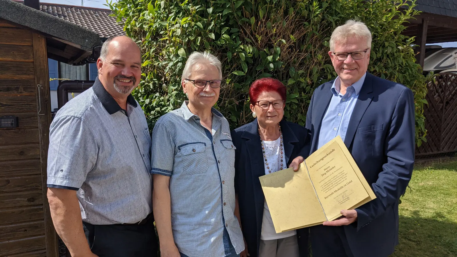 V.r.: Oberbürgermeister Thomas Ebersberger, Ehefrau Karin Heimler, Sohn Michael Heimler und SPD-Stadtrat Jörg Grieshammer.  (Foto: Stadt Bayreuth )