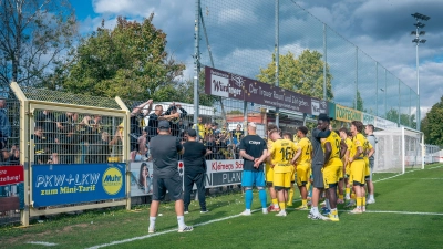 Nach der Niederlage in Ansbach stellten sich am Samstag Spieler und Trainerstab den zahlreich mitgereisten Fans, die das Team unermüdlich unterstützen. Am Dienstagabend gegen Aubstadt wollen Spieler und Fans gemeinsam endlich „den Bock umstoßen”. (Foto: SpVgg Bayreuth/Simon Helfensdörfer)