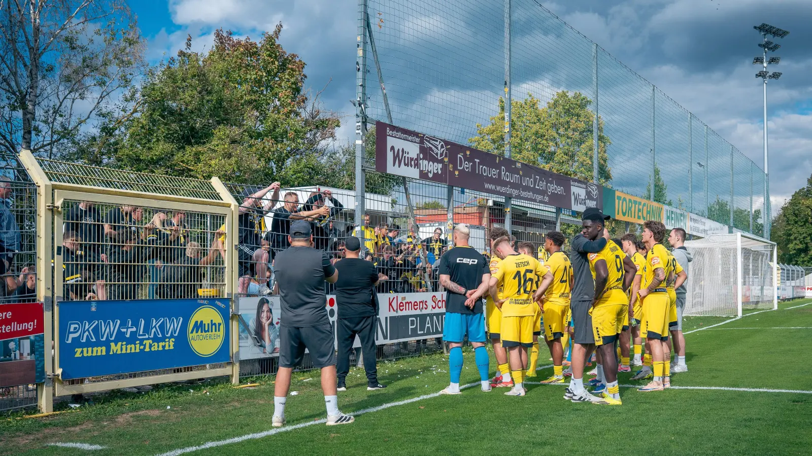 Nach der Niederlage in Ansbach stellten sich am Samstag Spieler und Trainerstab den zahlreich mitgereisten Fans, die das Team unermüdlich unterstützen. Am Dienstagabend gegen Aubstadt wollen Spieler und Fans gemeinsam endlich „den Bock umstoßen”. (Foto: SpVgg Bayreuth/Simon Helfensdörfer)