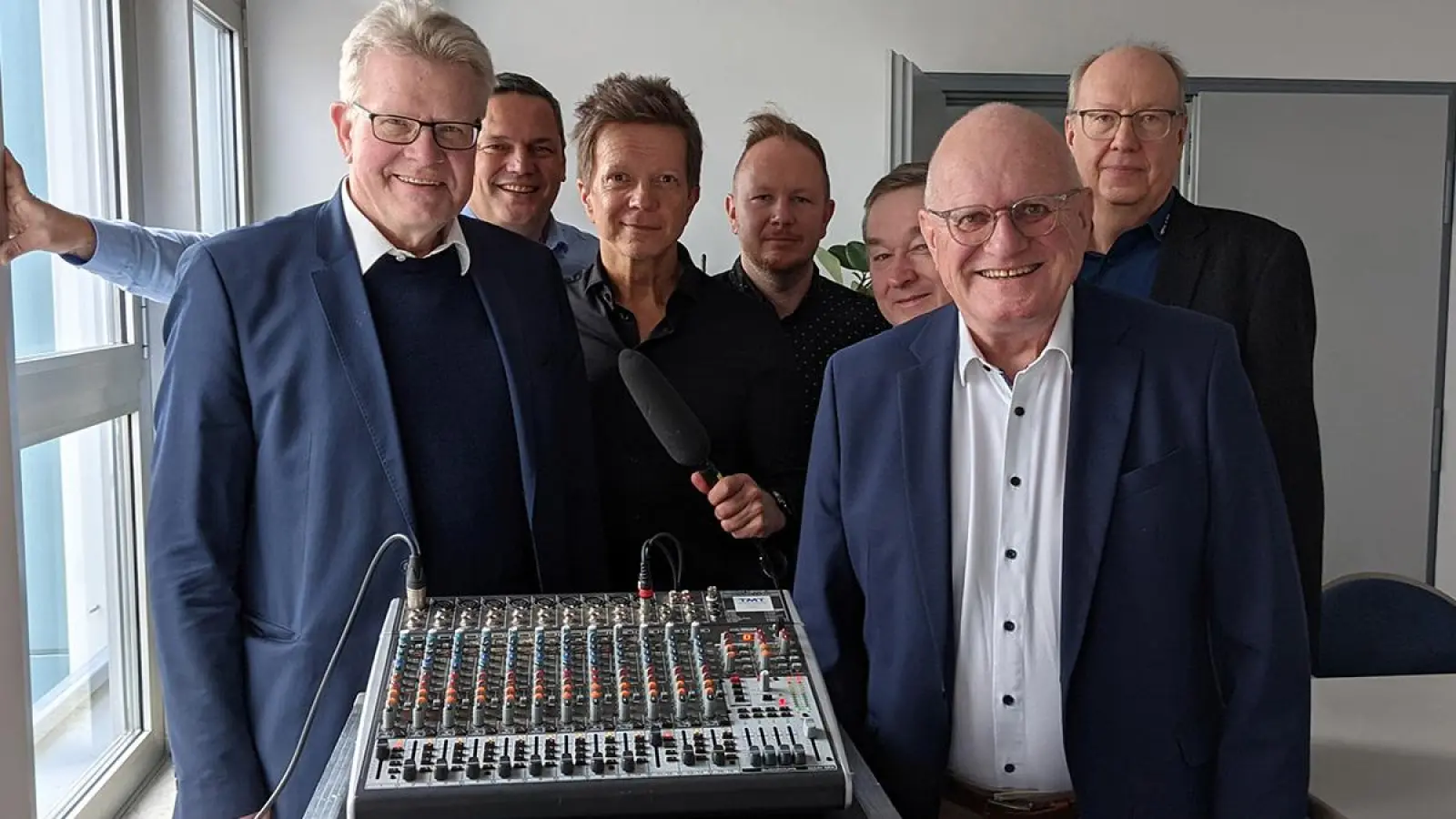 Von links: Oberbürgermeister Thomas Ebersberger, Mischa Salzmann, Geschäftsführer „Radio Mainwelle“, Christian Höreth, Redaktionsleiter „Radio Mainwelle“, Bernd Rasser, Geschäftsleiter „Radio Mainwelle“, Peter Maisel, Geschäftsführer TMT, Berufsmäßiger Stadtrat Ulrich Pfeifer und Michael Schlie von TMT (Foto: red)