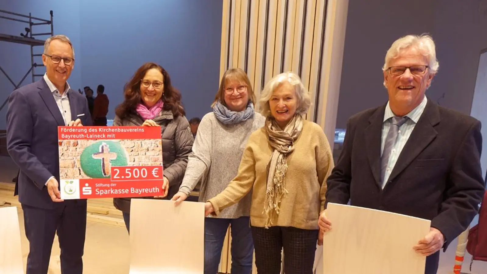 Spendenübergabe der Sparkasse an die Epiphaniaskirche in Laineck (Foto: Sparkasse Bayreuth)