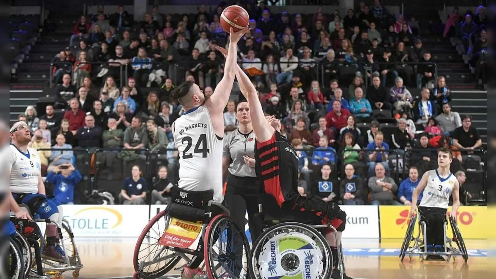 Der RSV Bayreuth (rot-schwarze Trikots) musste sich in Hamburg knapp geschlagen geben. (Foto: MSSP_Sportphoto)