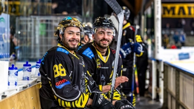 Onesto Tigers-Topscorer Kyle Bollers (vorne, neben Aidan Brown) wechselt mit sofortiger Wirkung zum EC Bad Nauheim in die DEL2. (Foto: Dirk Ellmer)