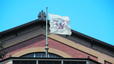 Seit fast 100 Jahren steht die weiße Fahne mit dem roten „W“ für Frieden, Offenheit – und für Bayreuths besondere Haltung zum Musiktheater.  (Foto: Archiv / W. Munzert)