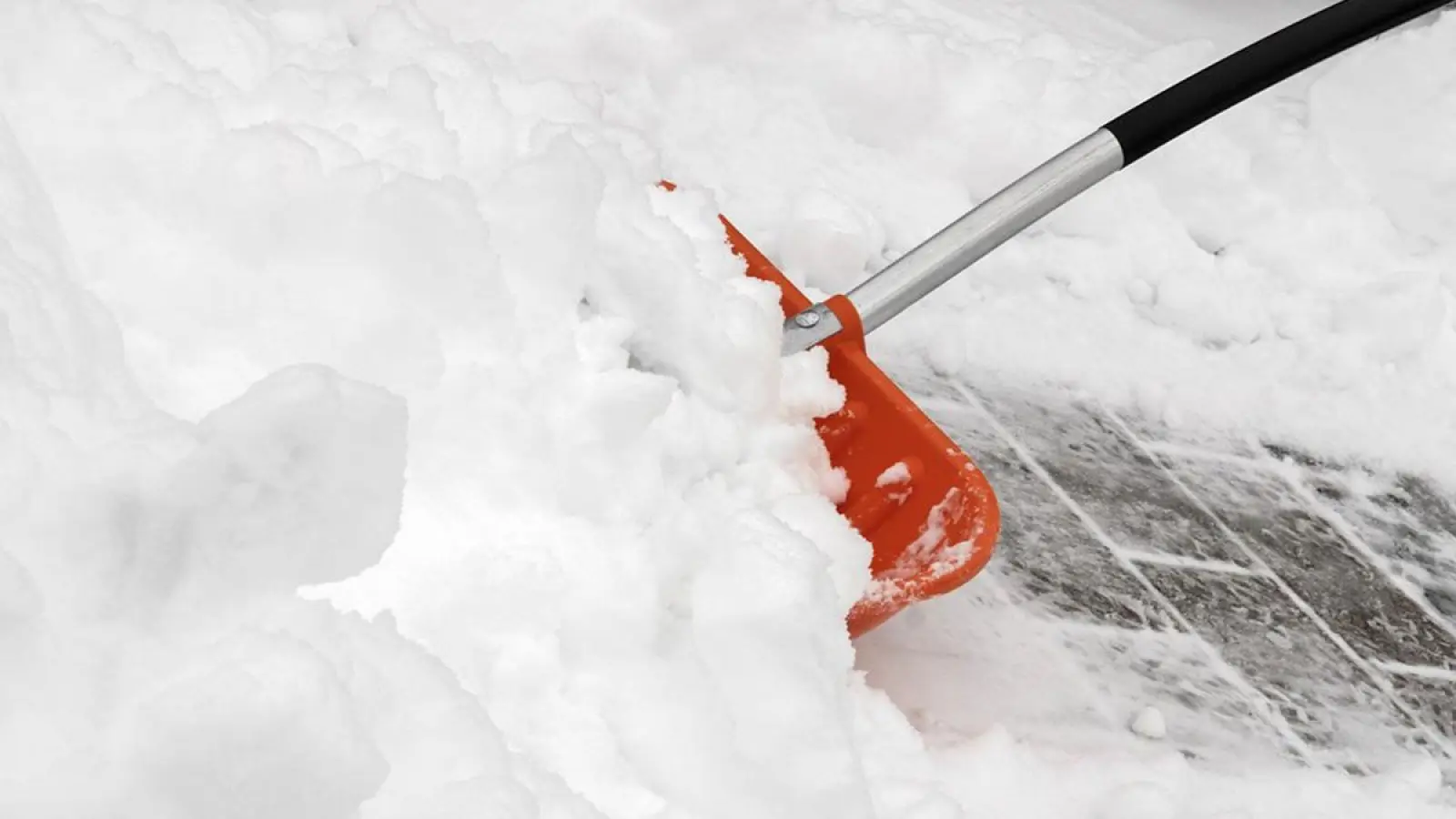 Schneeräumen im Winter: Wer es nicht tut, könnte Probleme bekommen, wenn jemand stürzt. (Foto: pixabay/Bru-nO)