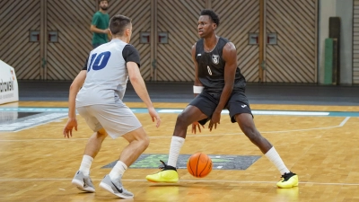 Joshua Bonga (am Ball, hier im Testspiel gegen BK Decin) war mit 20 Punkten Topscorer beim abschließenden Vorbereitungsspiel von MpK Bayreuth bei der Orange Academy Ulm. (Foto: sd)