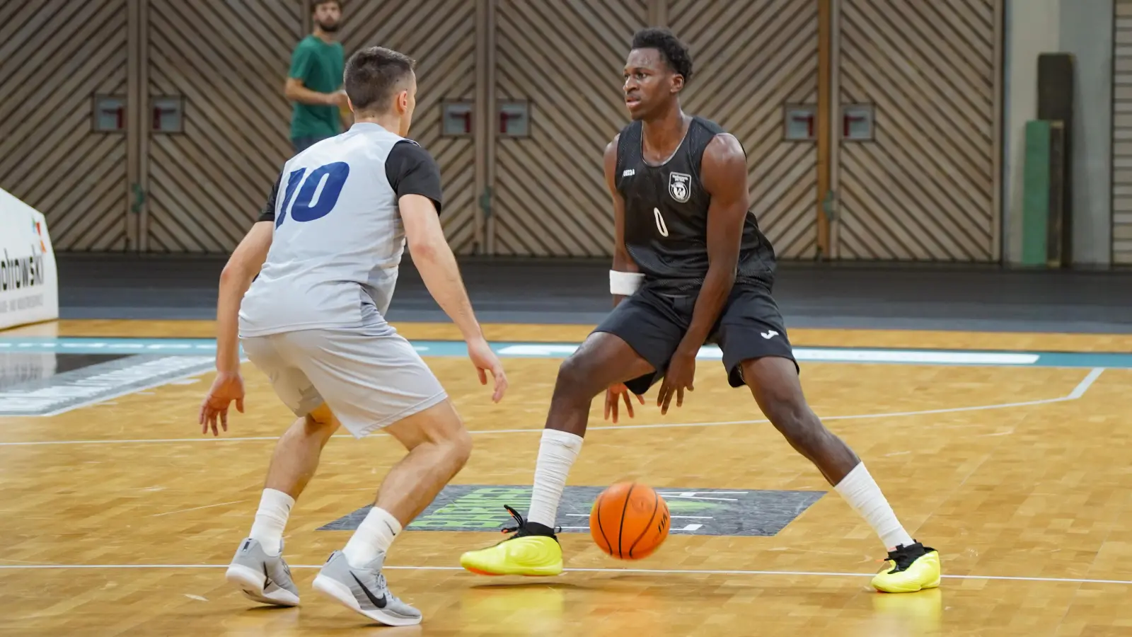 Joshua Bonga (am Ball, hier im Testspiel gegen BK Decin) war mit 20 Punkten Topscorer beim abschließenden Vorbereitungsspiel von MpK Bayreuth bei der Orange Academy Ulm. (Foto: sd)