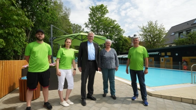 Zum Saisonstart besuchte Oberbürgermeister Ebersberger gemeinsam mit Verantwortlichen des Stadtgartenamts das Altstadtbad und verschaffte sich einen Eindruck von den ausgeführten Arbeiten. (Foto: Stadt Bayreuth )