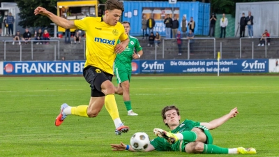 Aller Einsatz, wie hier vom in der zweiten Halbzeit eingewechselten Patrick Scheder (links), war umsonst, die Altstadt schied mit 0:1 gegen die SpVgg Ansbach aus dem Bayerischen Toto-Verbandspokal aus.  (Foto: Dirk Ellmer)