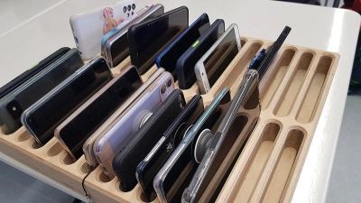 Telefone in einer Aufbewahrungsbox am GCE: Noch nie ist eines verschwunden. (Foto: red)