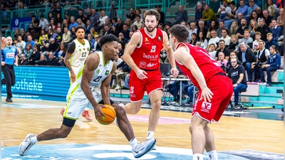 KeVaughn Allen (am Ball) war Topscorer für den BBC Bayreuth gegen die Artland Dragons. (Foto: Dirk Ellmer)