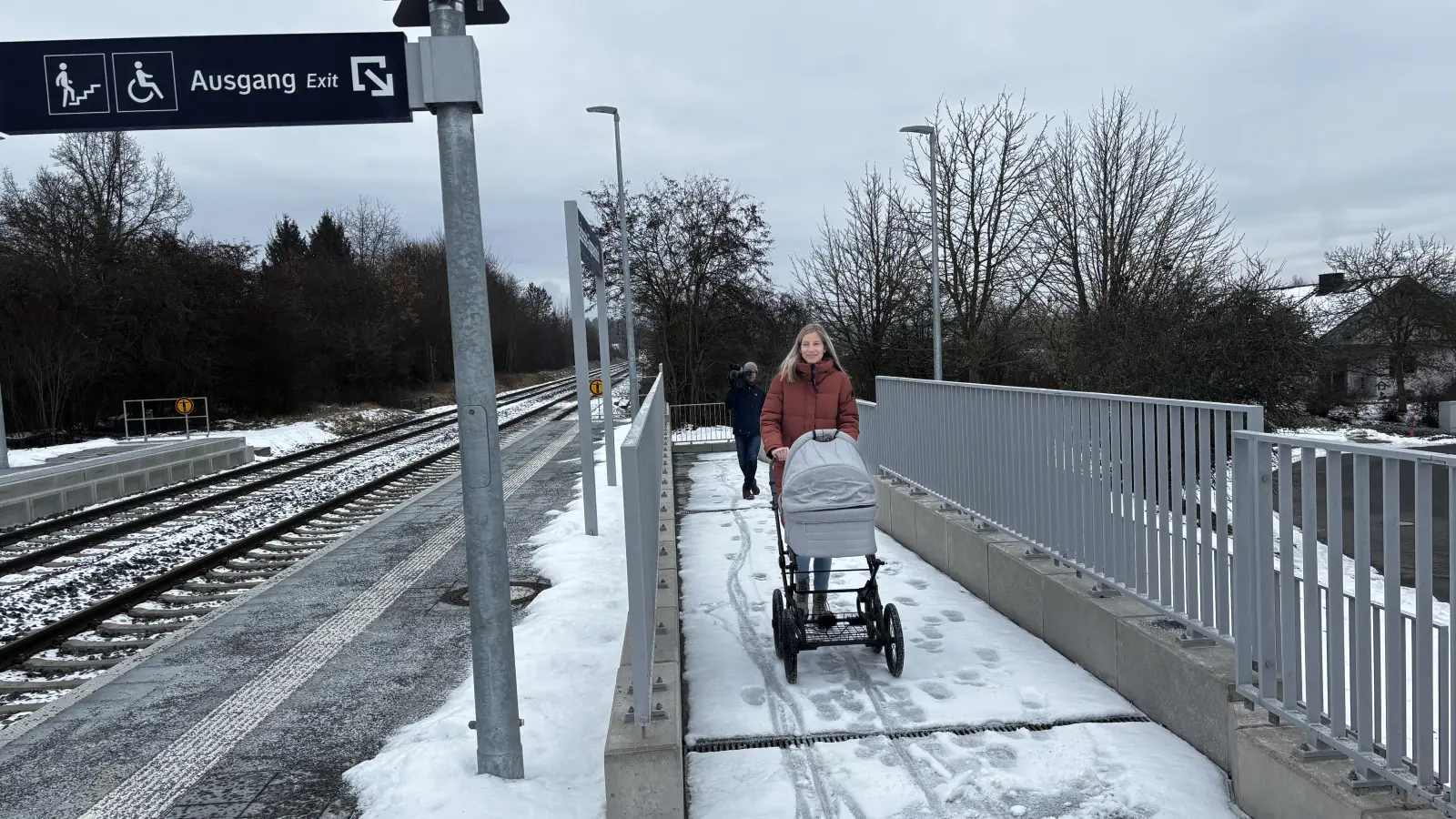 Ab sofort kann man barrierefrei zum Bahnsteig 2 in Haidenaab-Göppmannsbühl kommen. Darüber freut sich auch Verena Emmerig, die jetzt mit dem Kinderwagen bequem den Bahnsteig erreicht.  (Foto: uf)