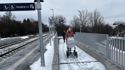 Ab sofort kann man barrierefrei zum Bahnsteig 2 in Haidenaab-Göppmannsbühl kommen. Darüber freut sich auch Verena Emmerig, die jetzt mit dem Kinderwagen bequem den Bahnsteig erreicht.  (Foto: uf)